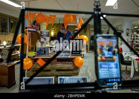 S-HERTOGENBESCH, 27. April 2020. , dutchnews, Koningsdag 2020, Kingsday 2020, digitaler kostenloser Markt auf instagram, online vrijmarkt via instagram Credit: Pro Shots/Alamy Live News Stockfoto