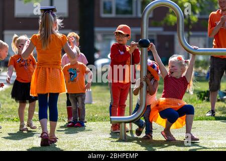 S-HERTOGENBESCH, 27. April 2020. , dutchnews, Koningsdag 2020, Kinder spielen am Kingsday 2020, kinderen spelen spelletjes op Koningsdag 2020 Credit: Pro Shots/Alamy Live News Stockfoto