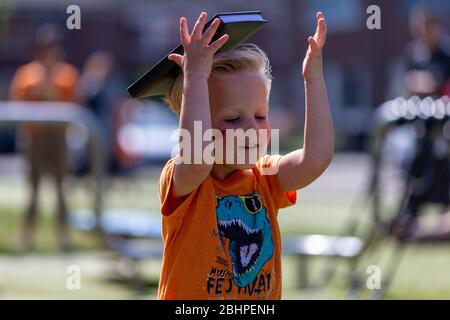 S-HERTOGENBESCH, 27. April 2020. , dutchnews, Koningsdag 2020, Kinder spielen am Kingsday 2020, kinderen spelen spelletjes op Koningsdag 2020 Credit: Pro Shots/Alamy Live News Stockfoto