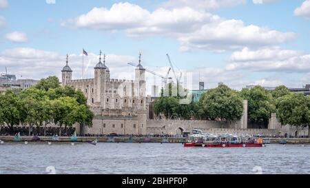 Tower of London. Ein Schiff auf der Themse, das am Wahrzeichen Tower im Herzen der City of London vorbeiführt. Stockfoto