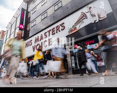 HMV, Oxford Street London. Die Ladenfront zum Flagship-Store des Medienhändlers mit Langzeitbelichtung anonyme Unschärfe der vorbeigehenden Käufer. Stockfoto