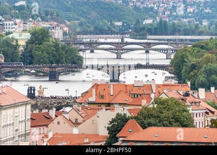 Blick über die Stadt Prag und Brücken über die Moldau an einem sonnigen Tag. Die Detailansicht des modernen und alten Teils der Stadt mit traditioneller Re Stockfoto