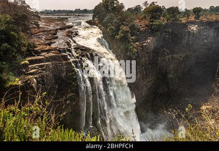 Die großen Victoria Falls (Blick von der Zimbabwe Seite) während der Trockenzeit Stockfoto