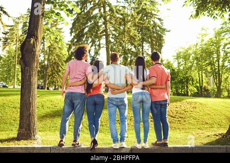 Junge Leute umarmen sich im Park in der Natur. Stockfoto