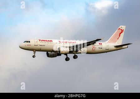 FRANKFURT, HESSEN DEUTSCHLAND - DEZEMBER 23: Airbus A320 von Tunisair kommt am Flughafen Frankfurt an. Tunisair ist die Flaggenträger-Fluggesellschaft von Tunesien. Stockfoto