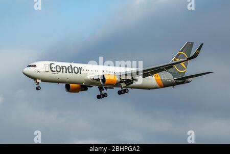 FRANKFURT, HESSEN, DEUTSCHLAND - DEZEMBER 2019: CONDOR AIRLINES Boeing 767-300 nähert sich zum Flughafen in Frankfurt. Condor ist eine deutsche Fluggesellschaft Stockfoto