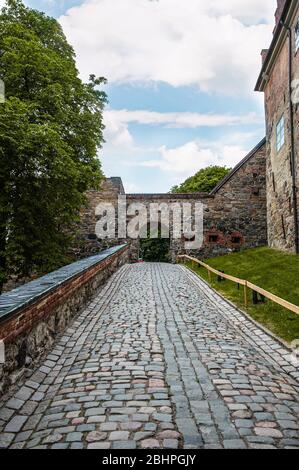 Oslo, Norwegen Akershus Festung. Steinbogen über der Straße der Pflastersteine. Stockfoto