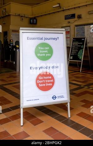 London Lockdown: Nur wichtige Reisemitteilungen an der Camden Road London Overground Station in Camden Town, die die Menschen dazu drängen, während einer Pandemie zu Hause zu bleiben Stockfoto