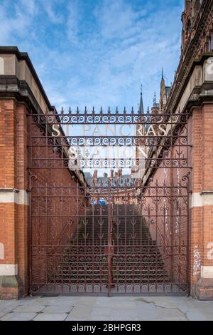 London gesperrt: Ziereingang zum St Pancras International Station, geschlossen und gesperrt aufgrund von Reisebeschränkungen während der britischen Pandemie Stockfoto