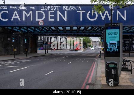 London Lockdown: Camden Town, Display-Schilder drängen die Öffentlichkeit, während der Coronavirus-Pandemie in Großbritannien zu Hause zu bleiben Stockfoto