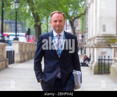 London, Großbritannien. April 2020. Sir Simon Stevens, CEO des National Health Service, kommt zur Covid-19-Sitzung in Downing Street an. Stockfoto