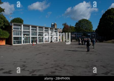 Hammersmith Shepherds Bush Modernist Architecture Mid Century Yellow Brick Greenside School Westville Road, London, W12 9PT von Erno Goldfinger Stockfoto