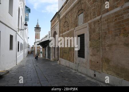 Tunis. April 2020. In der Medina von Tunis (Altstadt von Tunis) werden Geschäfte geschlossen, um den Ausbruch der COVID-19 in Tunesien am 26. April 2020 zu verhindern. Das tunesische Gesundheitsministerium meldete am Sonntag 10 neue bestätigte Fälle von COVID-19, womit die Gesamtzahl der Infizierten auf 949 im Land angesetzt wurde. Kredit: Adel Ezzine/Xinhua/Alamy Live News Stockfoto