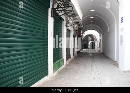 Tunis. April 2020. In der Medina von Tunis (Altstadt von Tunis) werden Geschäfte geschlossen, um den Ausbruch der COVID-19 in Tunesien am 26. April 2020 zu verhindern. Das tunesische Gesundheitsministerium meldete am Sonntag 10 neue bestätigte Fälle von COVID-19, womit die Gesamtzahl der Infizierten auf 949 im Land angesetzt wurde. Kredit: Adel Ezzine/Xinhua/Alamy Live News Stockfoto