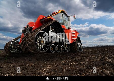 Gummi-Raupentraktor auf einem Feld. Stockfoto