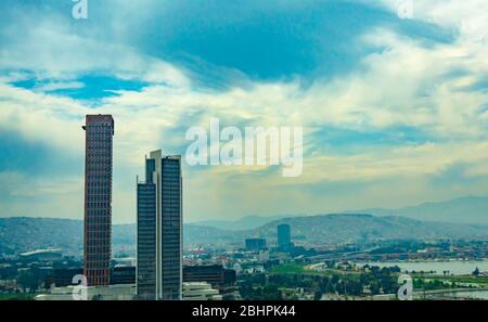 Izmir, Türkei - 2019 : Neuer Skycrapers Bezirk von Izmir Blick auf die Stadt von Bayrakli. Izmir ist die drittgrößte Stadt der Türkei. Stockfoto