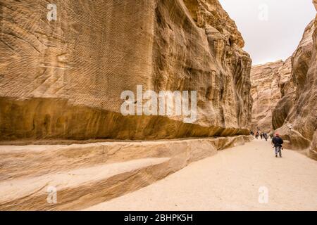 Fußgänger in einer Schlucht in Petra, Jordanien Stockfoto