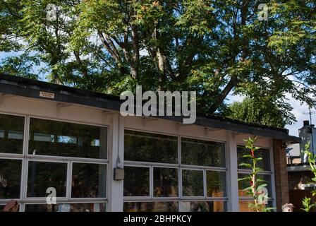 Hammersmith Shepherds Bush Modernist Architecture Mid Century Yellow Brick Greenside School Westville Road, London, W12 9PT von Erno Goldfinger Stockfoto