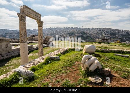 Hand des Herkules auf dem Zitadellenberg mit Übersicht über amman, Jordanien Stockfoto