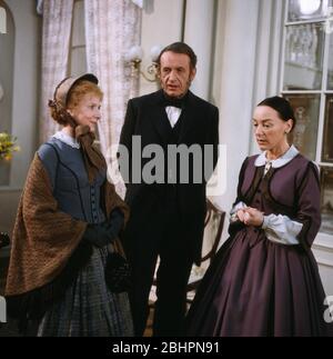 Elfriede Kuzmany, Alexander Kerst und Heidelinde Weis in die Erbin, Regie: Franz Josef Wild, 1982. Elfriede Kuzmany, Alexander Kerst und Heidelinde Weis in die Erbin, Regie: Franz Josef Wild, 1982. Stockfoto