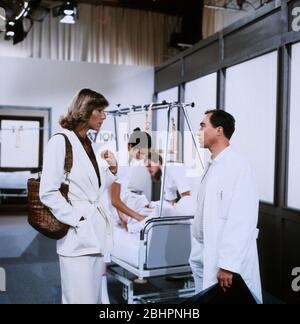 Judy Winter und Nikolas Lansky im Krankenhaus in Dr. Margarete Johnson, Regie: Dagmar Damek, 1982. Judy Winter und Nikolas Lansky im Krankenhaus in Dr. Margarete Johnson, Direktorin: Dagmar Damek, 1982. Stockfoto