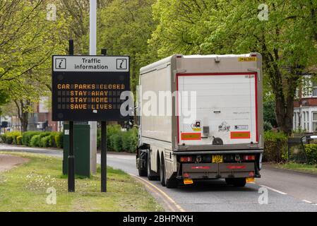 Parkplätze geschlossen, fernbleiben, zu Hause bleiben, Leben retten, Matrix-Schild während des COVID-19 Coronavirus Pandemie Ausbruch, Southend on Sea, Essex, Großbritannien. Lkw Stockfoto