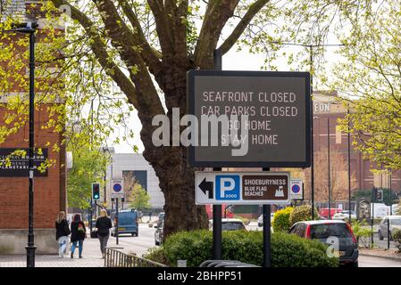 Strandpromenade geschlossen, Parkplätze geschlossen, gehen gome, bleiben Sie zu Hause Matrix-Schild während der COVID-19 Coronavirus Pandemie Ausbruch Periode, Southend on Sea, Essex, Großbritannien Stockfoto