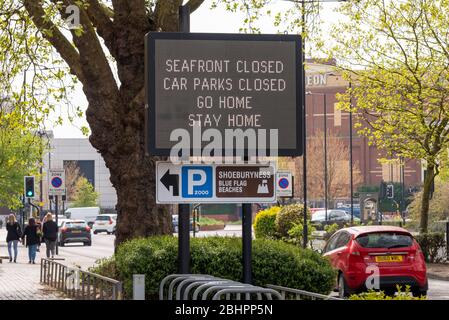 Strandpromenade geschlossen, Parkplätze geschlossen, gehen gome, bleiben Sie zu Hause Matrix-Schild während der COVID-19 Coronavirus Pandemie Ausbruch Periode, Southend on Sea, Essex, Großbritannien Stockfoto