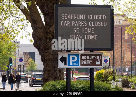 Strandpromenade geschlossen, Parkplätze geschlossen, gehen gome, bleiben Sie zu Hause Matrix-Schild während der COVID-19 Coronavirus Pandemie Ausbruch Periode, Southend on Sea, Essex, Großbritannien Stockfoto