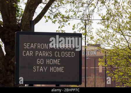 Strandpromenade geschlossen, Parkplätze geschlossen, gehen gome, bleiben Sie zu Hause Matrix-Schild während der COVID-19 Coronavirus Pandemie Ausbruch Periode, Southend on Sea, Essex, Großbritannien Stockfoto