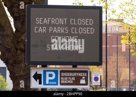 Strandpromenade geschlossen, Parkplätze geschlossen, gehen gome, bleiben Sie zu Hause Matrix-Schild während der COVID-19 Coronavirus Pandemie Ausbruch Periode, Southend on Sea, Essex, Großbritannien Stockfoto