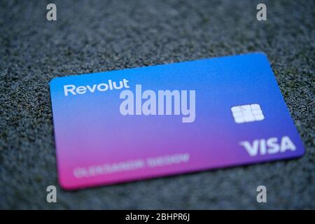 Stone / Großbritannien - April 26 2020: Revolut Visa Bankkarte in neuem Design mit neuen Sicherheitsmaßnahmen, die Kartennummer ist nicht von einem Gesicht vorhanden Stockfoto