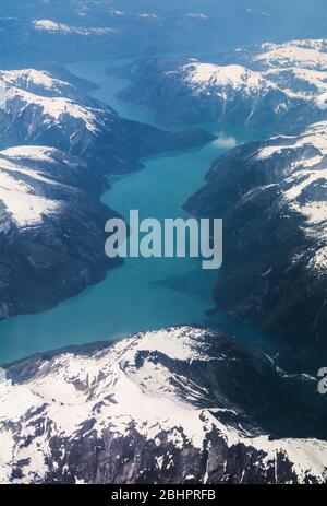 Ein Luftbild des Gardner Kanals des Pazifischen Ozeans und der Mündung des Kemano Flusses, Kitlope, Great Bear Rainforest, British Columbia, Kanada Stockfoto