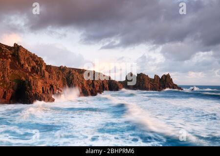 Stürmisches Meer bei Pedn Vounder, Porthcurno Stockfoto