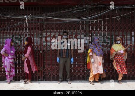 Dhaka, Bangladesch. April 2020. Während der landesweiten Sperre in Dhaka versammeln sich die Bekleidungsarbeiter vor einer Fabrik in der Nähe des Banani-Gebiets, um sich ihrer Arbeit anzuschließen. Quelle: MD Mehedi Hasan/ZUMA Wire/Alamy Live News Stockfoto