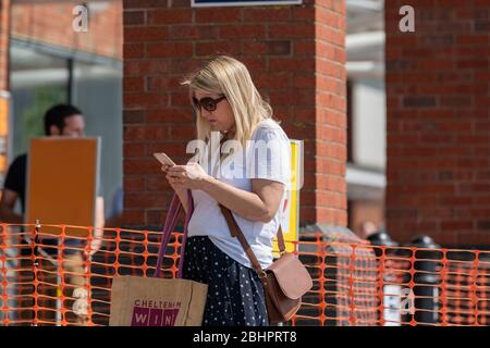 Die Käufer im Gallagher Retail Park stehen während der landesweiten Sperrung des Coronavirus vor langen Warteschlangen vor M&S und B&M. Stockfoto