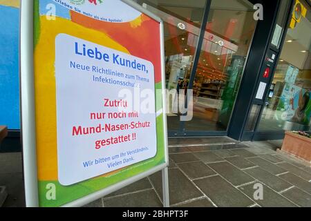 Lockerung und Maskierung der Coronavirus-Pandemie: Geschäfte in Bayern werden am 27. April wieder eröffnet. Hinweis: Vor einer Sani Plus Apotheke anzeigen: Zutritt nur mit Mund-Nase-Schutz erlaubt. Shop, Filiale, Eingang, Nutzung weltweit Stockfoto