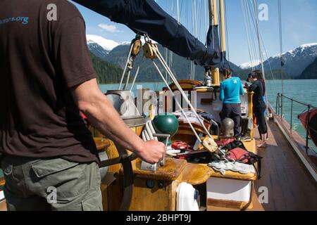 Die Besatzung und die Passagiere auf einem Ökotourismus-Schoner in den Küstengewässern des Great Bear Rainforest, im Norden von British Columbia, Kanada. Stockfoto