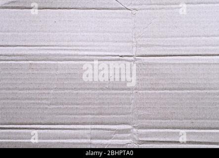 Vollformat-Textur von leeren zerknittert und zerknittert weißen Karton Hintergrund. Stockfoto