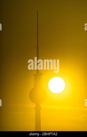 Die Abendsonne neben dem Fernsehturm in Berlin, Deutschland im Jahr 2020. Stockfoto