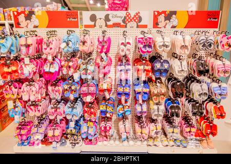 Viele Stil von rosa Disney Babyschuhe auf dem Regal in Disney-Shop im BluePort Kaufhaus in Huahin, Thailand 25. April 2019 Stockfoto