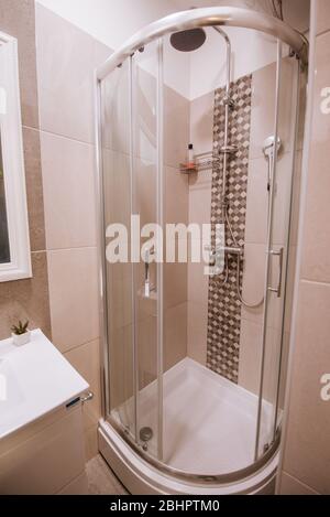 Wunderschön eingerichtetes Badezimmer in einem luxuriösen Apartment Stockfoto