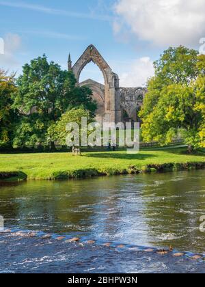 Herbstliche Ansicht Bolton Priory und des Flusses Wharfe, Wharfedale, North Yorkshire Stockfoto