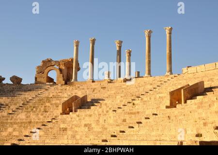 Das Theater in Leptis Magna in Khoms, Libyen. UNESCO-Weltkulturerbe. Stockfoto