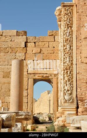 Dekorative Säulen in der Septimiusbasilika in Leptis Magna in Khoms, Libyen. Stockfoto