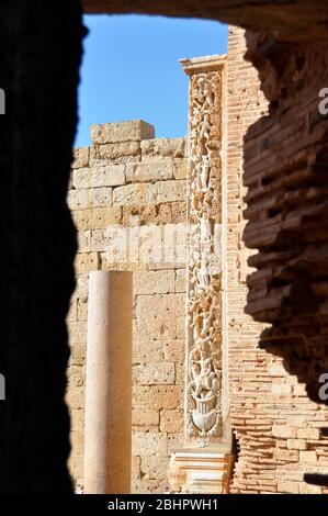 Dekorative Säulen in der Septimiusbasilika in Leptis Magna in Khoms, Libyen. Stockfoto