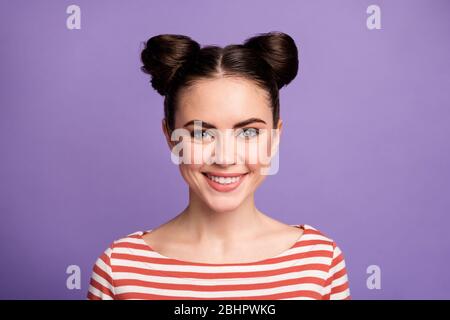 Nahaufnahme Foto von ziemlich Brünette Dame Teenager zwei niedliche Brötchen gute Laune strahlende Zähne Lächeln tragen weiß rot lässig gestreiftes Hemd isoliert lila Pastell Stockfoto