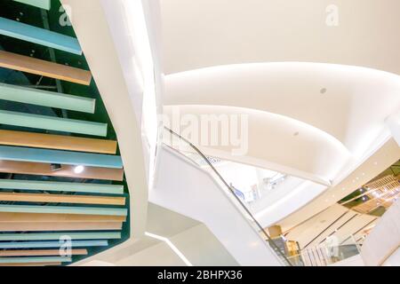 Weiße moderne gewellte Bogendecke mit dem Beleuchtungssystem im Inneren des BluePort Kaufhauses in Hua hin, Thailand 25. April 2018 Stockfoto