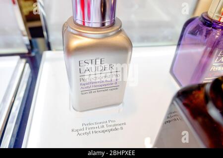 Estee Lauder Perfectinist Pro graue Flaschenprobe auf seinem glänzenden Regal in BluePort Mall in Huahin, Thailand April 25,2019 Stockfoto