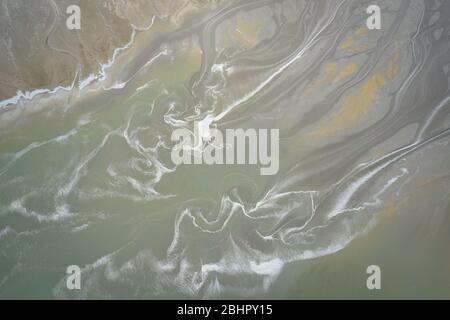 Luftaufnahme der surrealistischen Industrie statt. Trockene Oberfläche. Wüstenhaft Landschaft. Einfluss des Menschen auf die Umwelt. Blick von oben. Abstrakte industrielle b Stockfoto